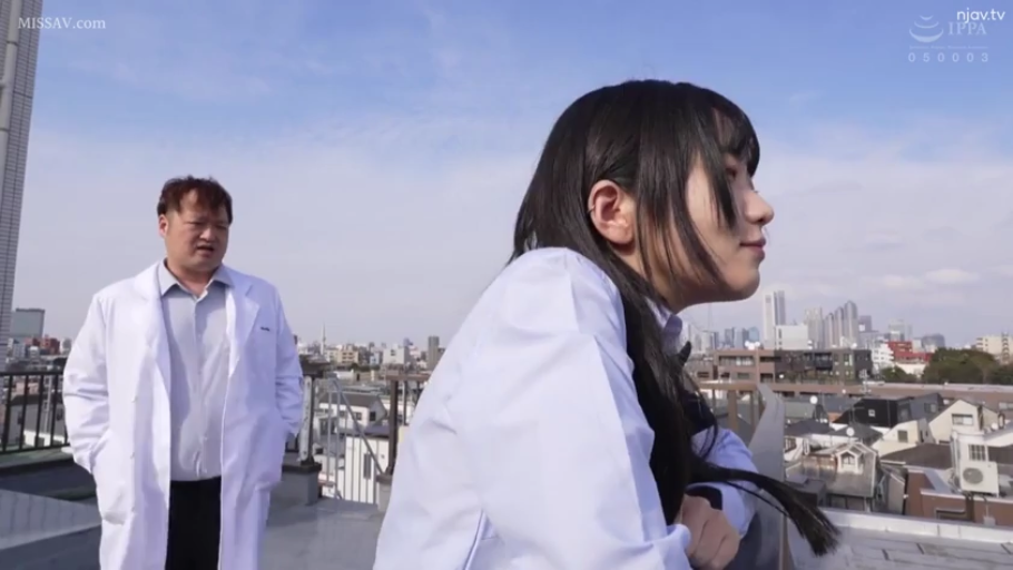 白大褂 · 平静 · 护栏 · 侧脸 · 倚靠 · 天台 · 眺望