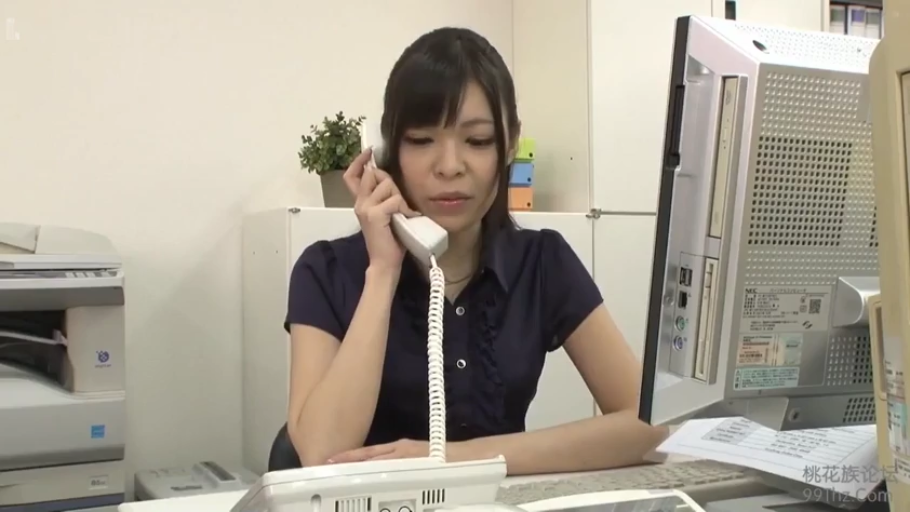 室内 · 面部 · 沙发 · 微笑 · 内衣 · 注视镜头 · 短发 · 侧卧