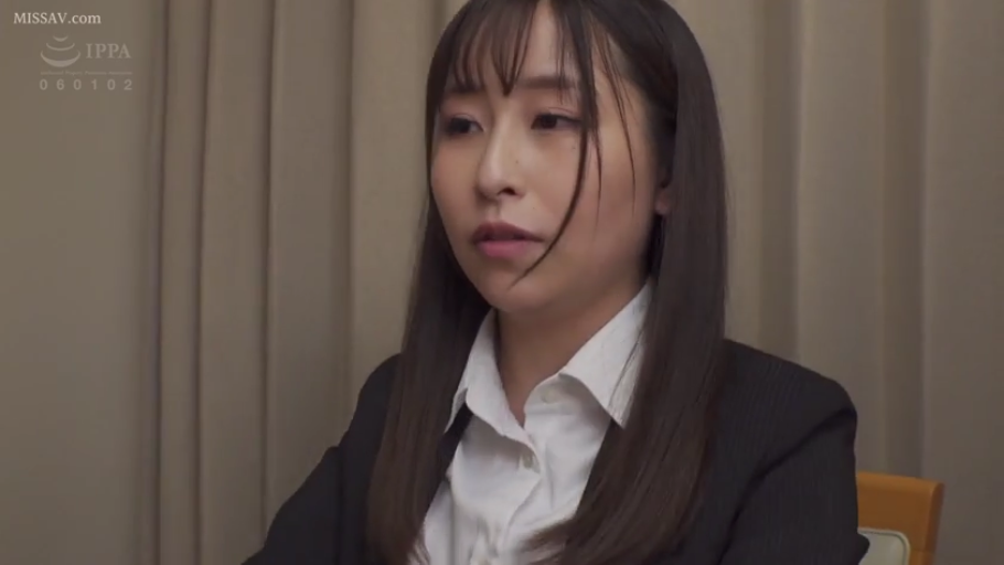 室内 · 座り姿勢 · 憂鬱 · 顔のクローズアップ · 対話 · ビジネススーツ · 窗帘 · 长发