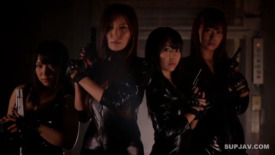 中景 · 冷酷 · 昏暗室内 · 手枪 · 黑色紧身皮衣 · 持枪站立 · 四人 · 战斗准备