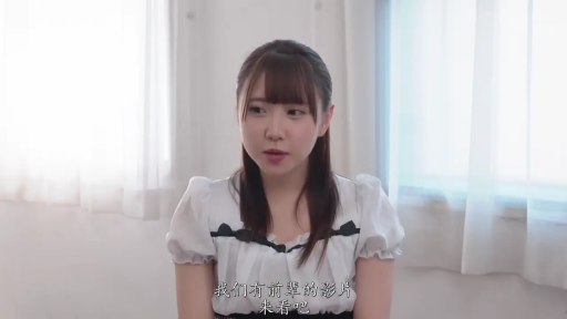 室内 · 交谈 · 自然 · 面部特写 · 正坐 · 亚洲女性 · 泡泡袖白上衣