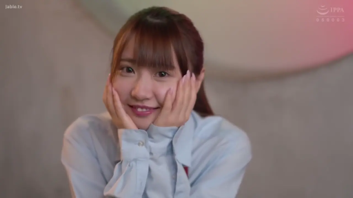 室内 · 面部特写 · 甜美微笑 · 凝视镜头 · 浅蓝色长袖衬衫 · 长发齐刘海 · 双手托腮