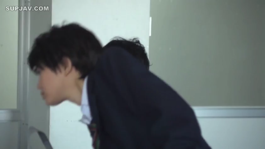 严肃 · 学生制服 · 走廊 · 校园题材 · 侧脸特写 · 窥视 · 弯腰俯身