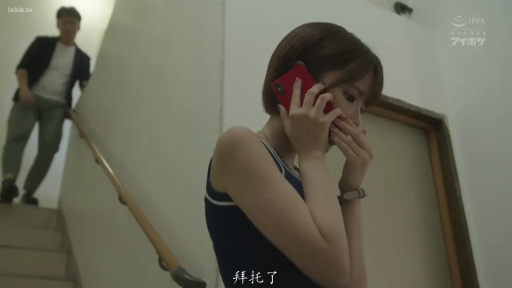 室内 · 站姿 · 楼梯间 · 手机 · 上半身 · 无袖上衣 · 通话 · 焦虑