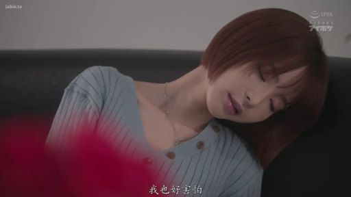 单人 · 沙发 · 项链 · 特写 · 针织衫 · 闭目 · 安详 · 斜靠