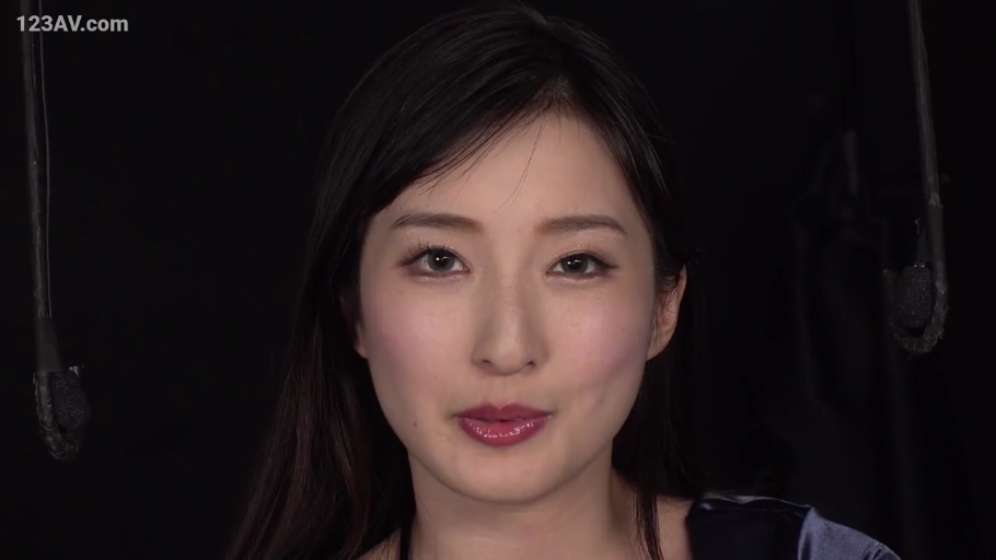 Smile · Indoor photography studio · 面部特写 · 注视镜头 · Microphone · 黑色背景 · Forward Sitting Posture · 深色缎面服饰