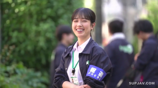 站立 · 记者臂章 · 半身 · 户外