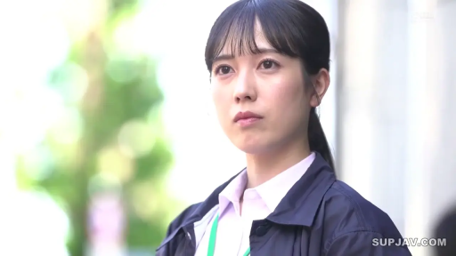 严肃 · 站姿 · 职业装 · 注视 · 特写 · 户外 · 亚洲女性 · 挂绳