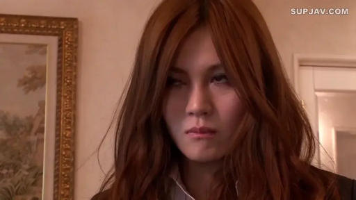 室内 · 面部特写 · 凝视 · 长发 · 西装 · 冷酷 · 正面 · 画框