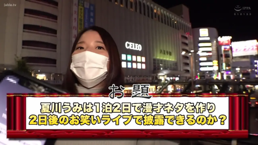 站立 · 面部特写 · 城市街道 · 口罩 · 白色口罩 · 街头采访 · 眼神含笑 · 综艺字幕