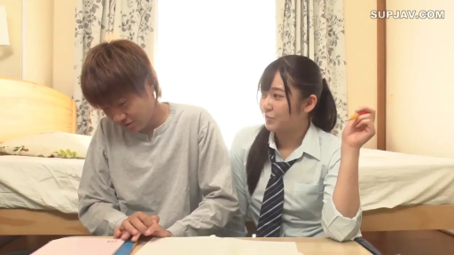 坐姿 · 交谈 · 卧室 · 中景 · 自然 · 学生制服 · 笔