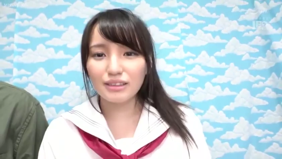 室内 · 自然 · 面部特写 · 水手服 · 访谈 · 正面