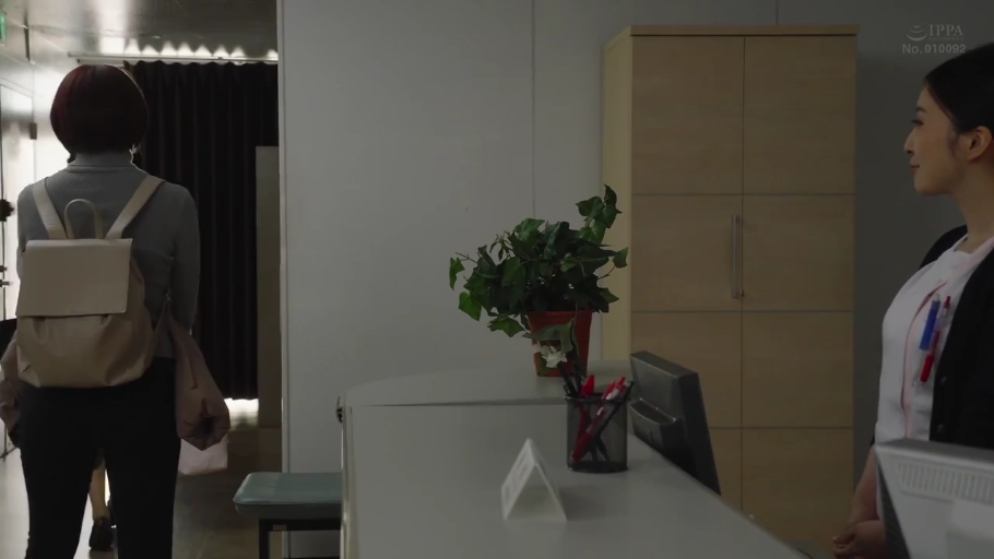 护士服 · 站立 · 微笑 · 双肩包 · 走动 · 医院前台