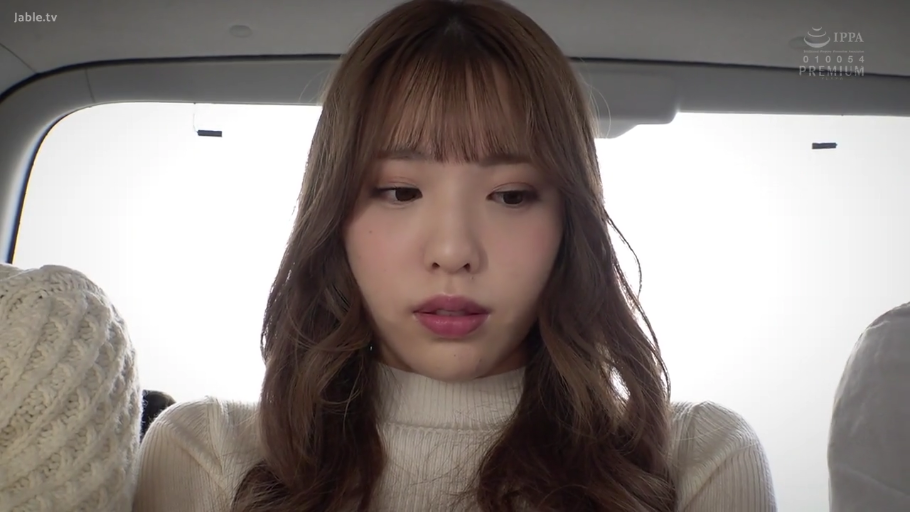 座り姿勢 · 顔部のクローズアップ · 车内 · 白色针织衫