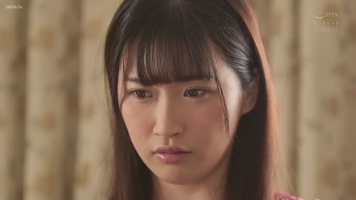 室内 · 忧郁 · 面部特写 · 注视 · 正面 · 红色上衣 · 齐刘海