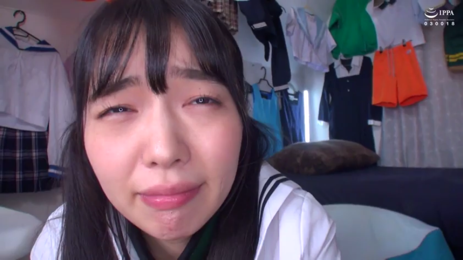 室内 · 委屈 · 注视 · 双马尾 · 脸部大特写 · 正对镜头 · 水手服校服 · 背景衣物