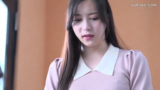 室内 · 忧郁 · 站立 · 面部特写 · 长发 · 俯视 · 粉色针织衫