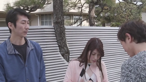 站立 · 中景 · 平静 · 室外街道 · 交谈互动 · 三人 · 休闲常服 · 围墙