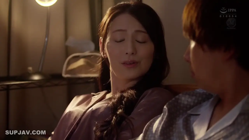 室内 · 脸部 · 衬衫 · 靠坐