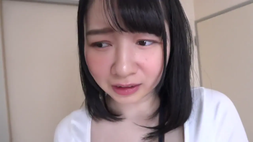 室内 · 脸部特写 · 白色上衣 · 正面