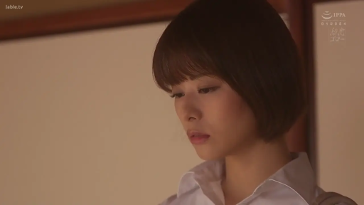 室内 · 忧郁 · 脸部 · 站立 · 白衬衫 · 注视 · 短发