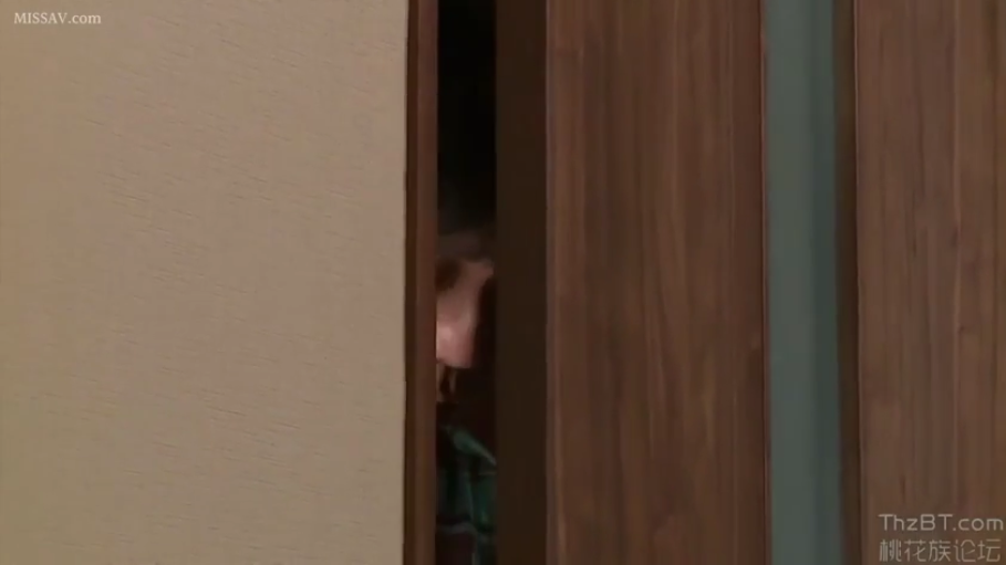 室内 · 格子衫 · 门缝