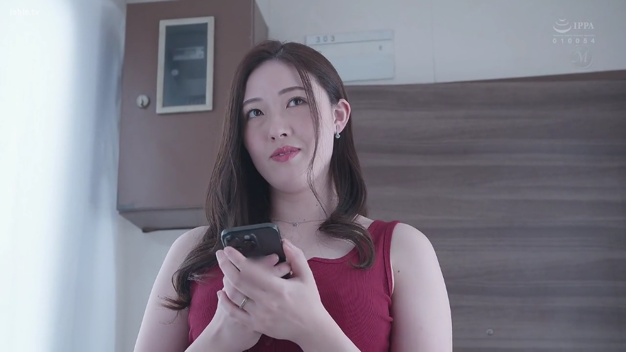 室内 · 站立 · 微笑 · 顔のクローズアップ · 携帯電話 · 长发 · 玩手机 · 红色无袖背心