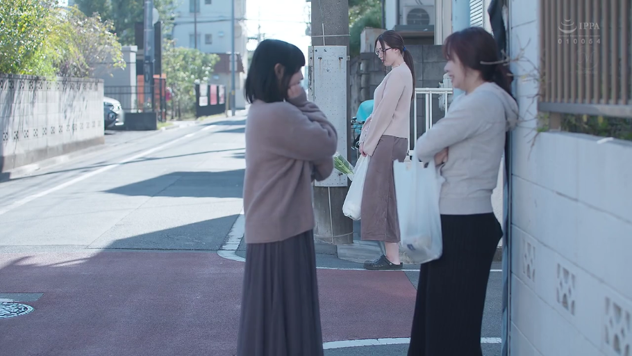 站立 · 中景 · 自然 · 提购物袋 · 街道 · 长裙 · 日常场景 · 购物袋