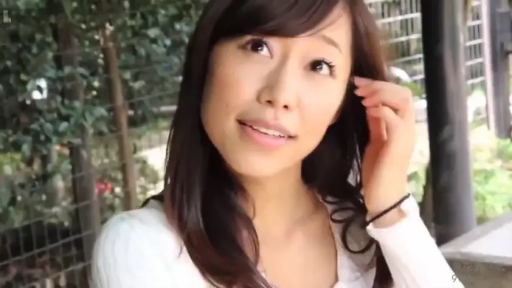 站姿 · 微笑 · 自然 · 户外 · 头部特写 · 撩发 · 白色针织衫