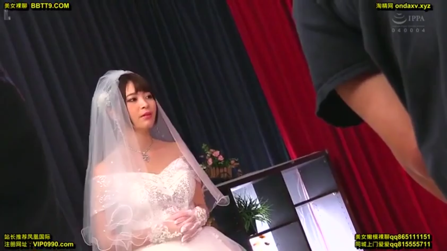 室内 · 座り姿勢 · 憂鬱 · 半身 · 注視 · ウェディングドレス