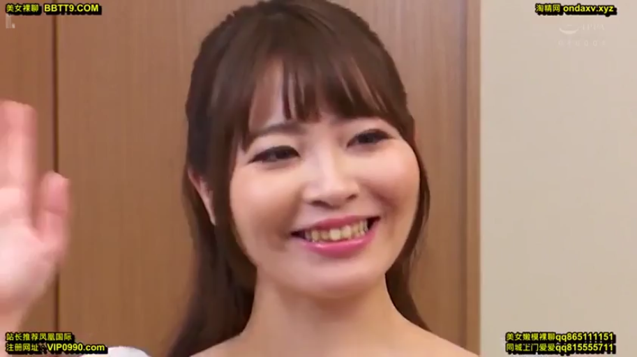 室内 · 面部特写 · 白色上衣 · 正对镜头 · 露齿微笑 · 挥手招呼