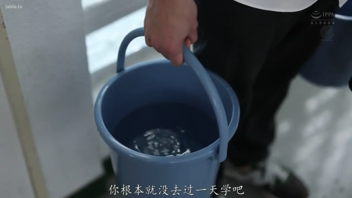室内 · 严肃 · 站立 · 注视 · 仰拍 · 门 · 黄色上衣
