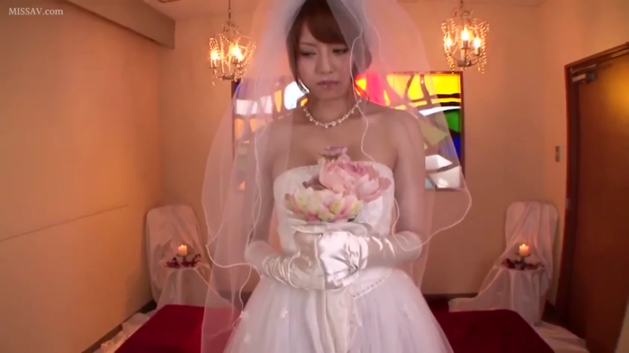 站立 · 半身 · 哀怨 · 婚纱 · 持花 · 捧花 · 新娘 · 教堂