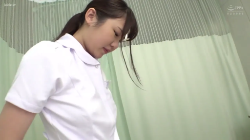 室内 · 坐姿 · 护士服 · 中景 · 观察 · 诊室 · 隔帘 · 凝神