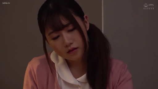 室内 · 面部 · 低头 · 马尾 · 粉色针织衫 · 忧伤 · 独处