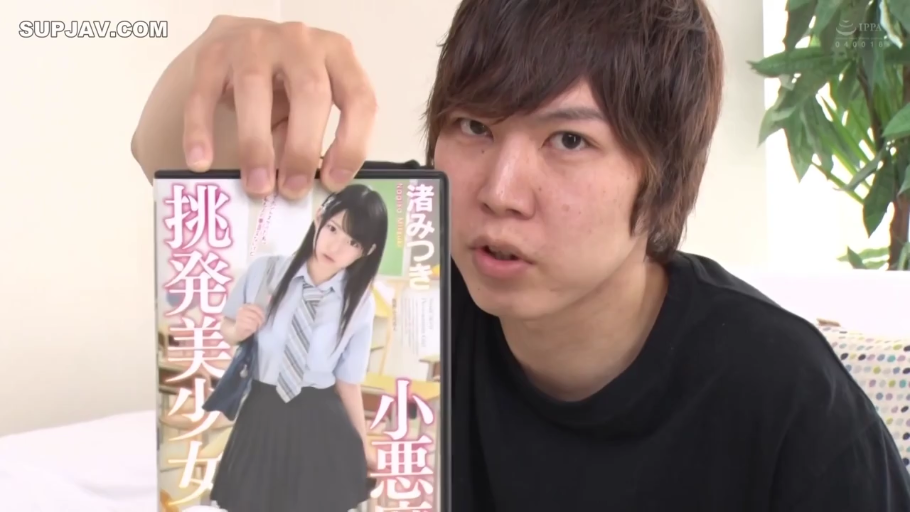 室内 · 坐姿 · 展示 · 中景 · 平静 · 黑色短袖 · DVD盒