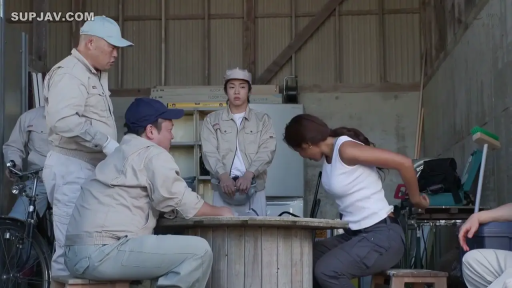 交谈 · 严肃 · 站立 · 桌子 · 多人 · 仓库 · 工作服 · 无特写