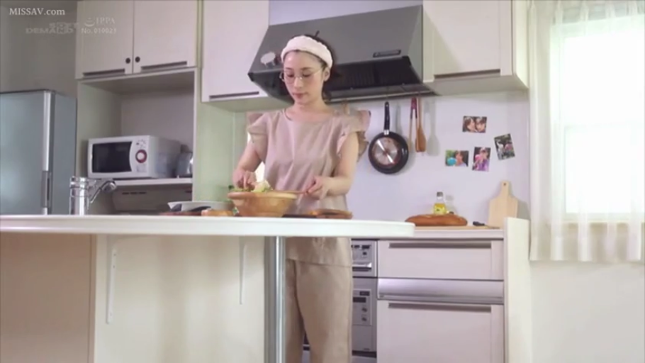 中景 · 站姿 · 厨房 · 睡衣