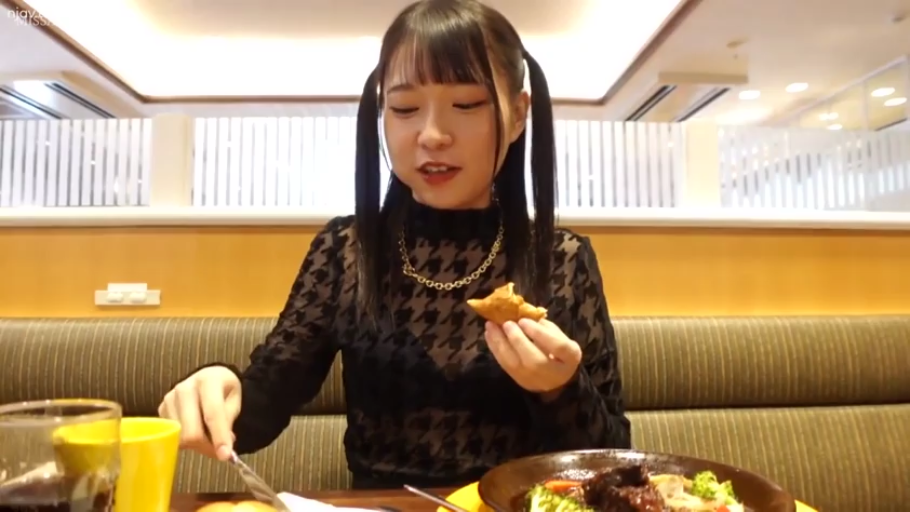 脸部 · 迷离 · 项链 · 诱惑 · 正面 · 影棚 · 露肩装 · 卷发