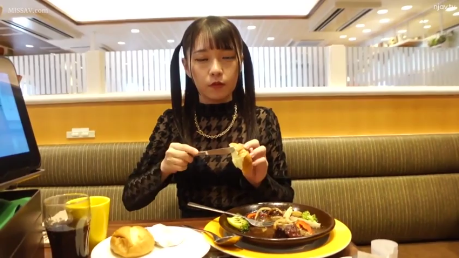 坐姿 · 自然 · 半身 · 餐厅 · 双马尾 · 用餐 · 餐具 · 黑色透视上衣