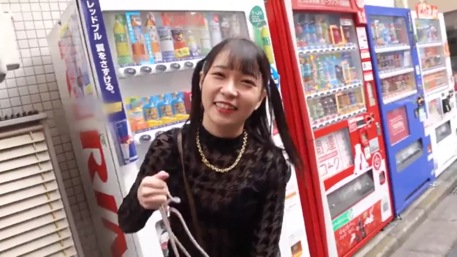 Standing Posture · Facing the camera · Half-body close-up · Twin tails · Smile · Outdoor street · Vending machine · 黑色花纹长袖上衣