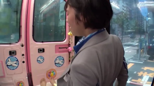 平静 · 侧脸特写 · 灰色制服 · 户外街景 · 粉色车厢内 · 微弯腰站立 · 准备下车 · 飞机贴纸