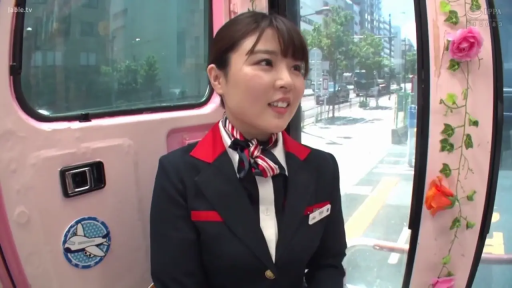 坐姿 · 微笑 · 装饰花 · 领结 · 特写 · 巴士内 · 窗外街景 · 侧头交谈