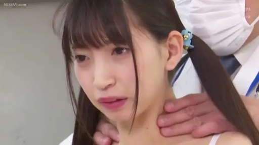 室内 · 座り姿勢 · 抚摸 · 双马尾 · 头部特写 · 白色吊帯 · 口罩 · 担心的