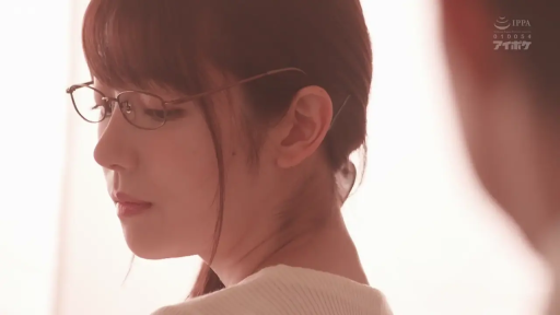 Indoor · 面部 · Glasses · 平静 · Gaze · 白色毛衣 · 侧头