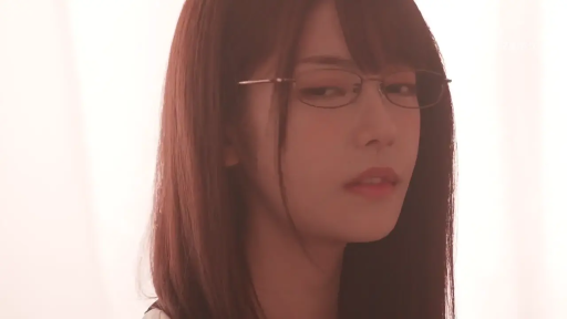 室内 · 眼镜 · 面部特写 · 制服 · 注视 · 高冷 · 侧头 · 黑长直