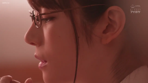 Indoor · Glasses · 专注 · 白衬衫 · Gaze · 特写 · 侧坐 · Side face