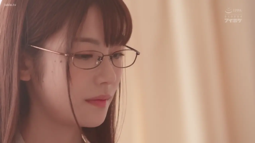 Indoor · Face · Glasses · 平静 · Gaze · Mature woman · Apron · Front face