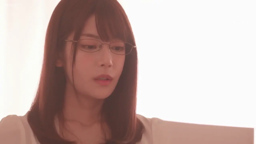 室内 · 严肃 · 眼镜 · 脸部特写 · 白衬衫 · 注视 · 长发 · 正面