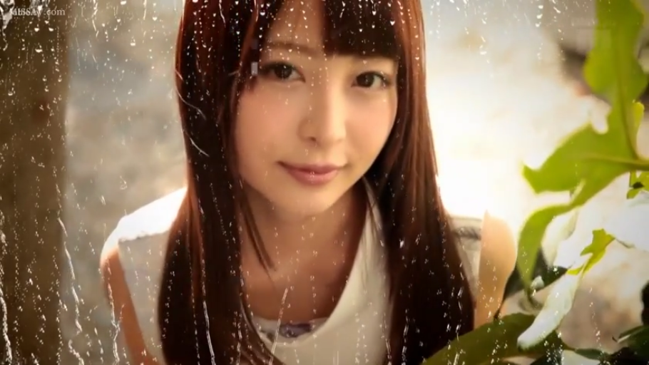 面对镜头 · 户外 · 头部特写 · 正面 · 白色无袖上衣 · 甜美微笑 · 清纯感 · 玻璃雨点